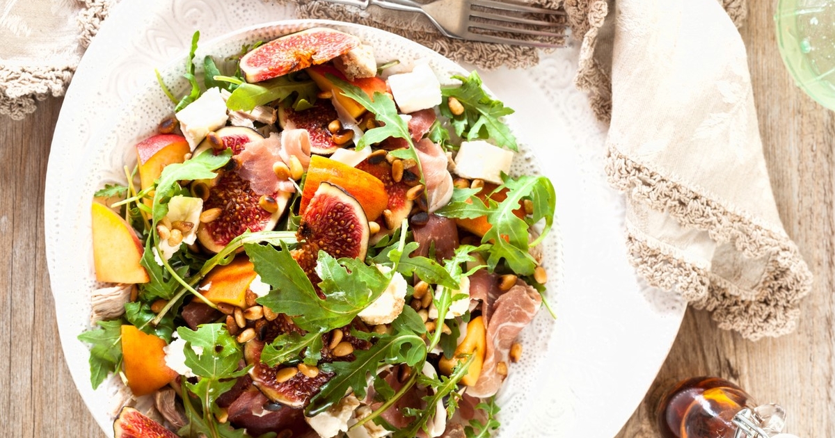Салат с нектарином и рукколой. Салат с прошутто и моцареллой. Салат с персиками и рукколой. Салат с персиками и рукколой. Салат с персиками и рукколой.