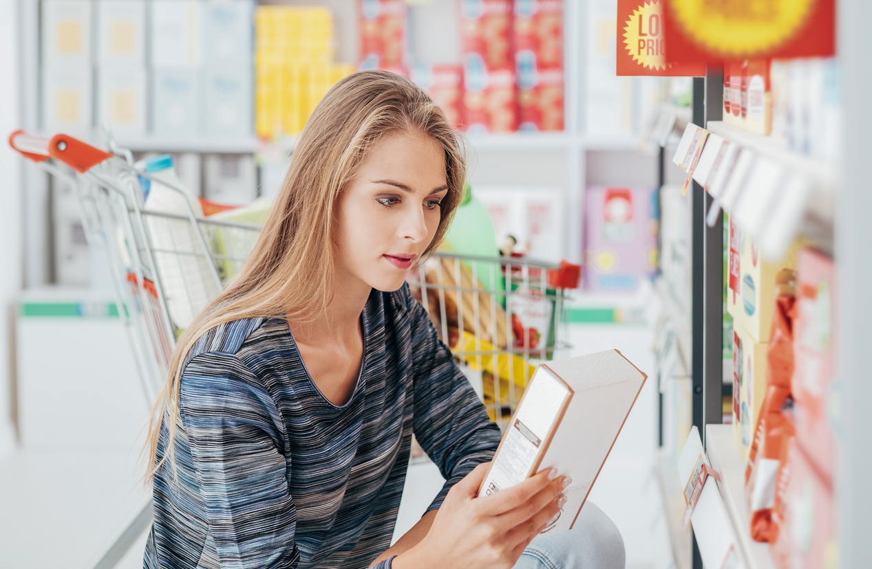 женщина изучает энергетическую ценность продукта