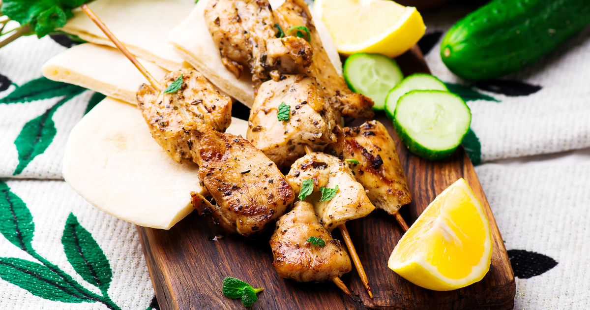 Пикник по-гречески: рецепт сувлаки - foodandmood.com.ua