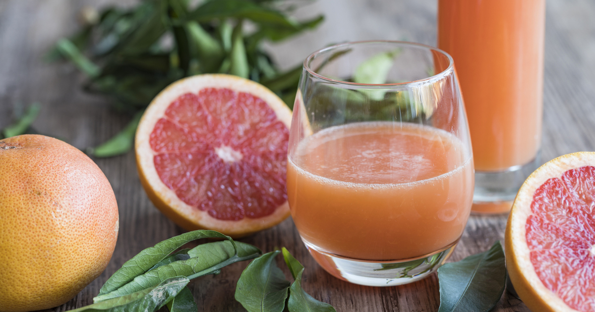 Запивать соком. Запивать соком. Можно ли запивать таблетки соком. Фреш апельсин грейпфрут. Какие таблетки запивают апельсиновым соком.