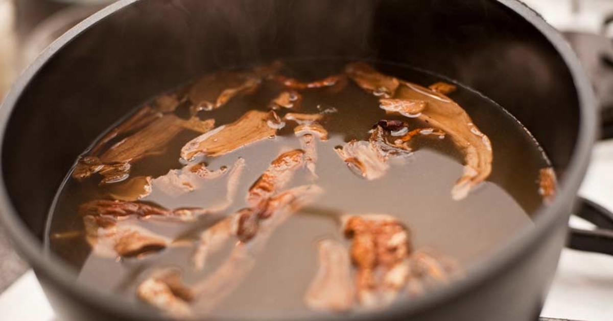 Что приготовить с сушеными грибами. Грибной бульон из сушеных. Сушеные лесные грибы. Как долго замачивать сушеные грибы?. Сушеные грибы вареные.