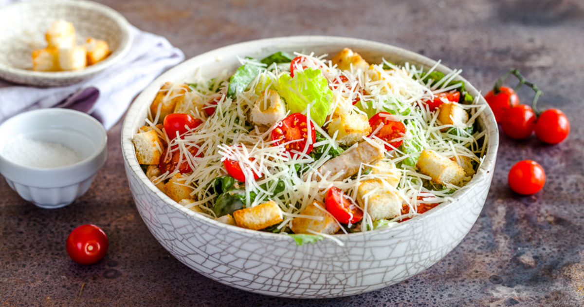 Готовим классический салат Цезарь - foodandmood.com