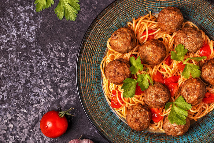 Рецепт итальянских митболов (мясных шариков) в духовке с томатным соусом