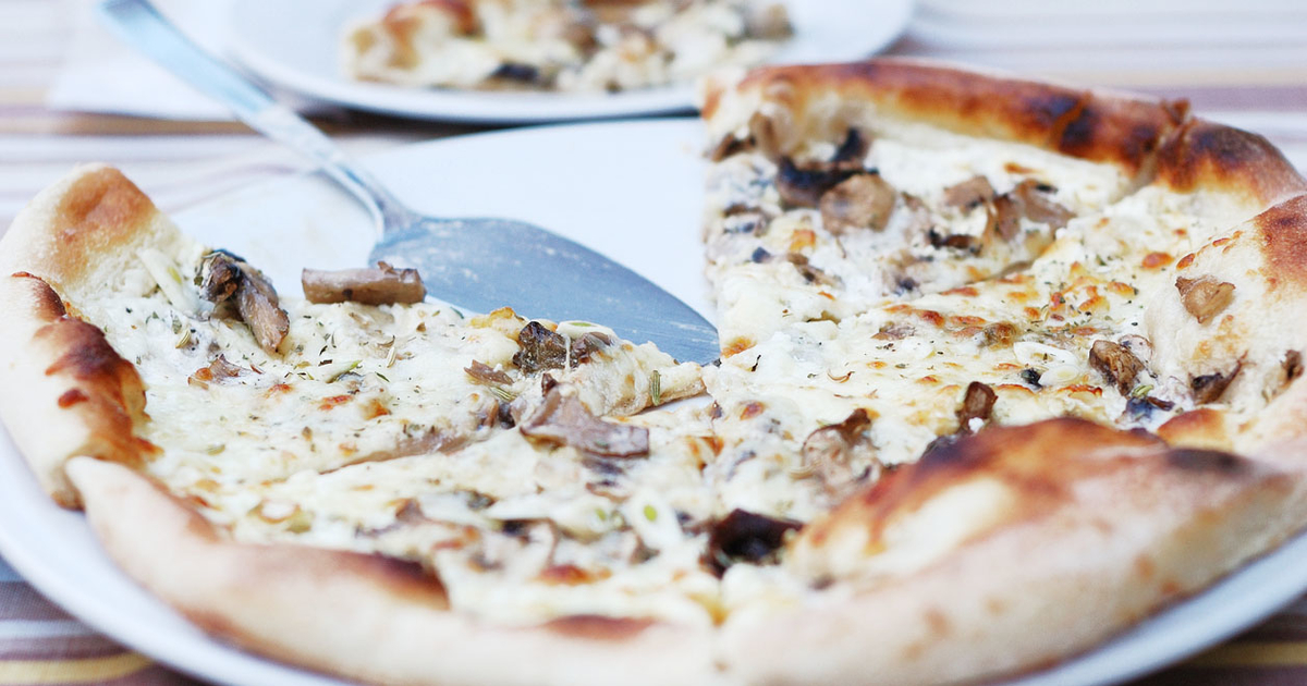 Пицца из жюльена: рецепт стильной белой пиццы - foodandmood.com.ua