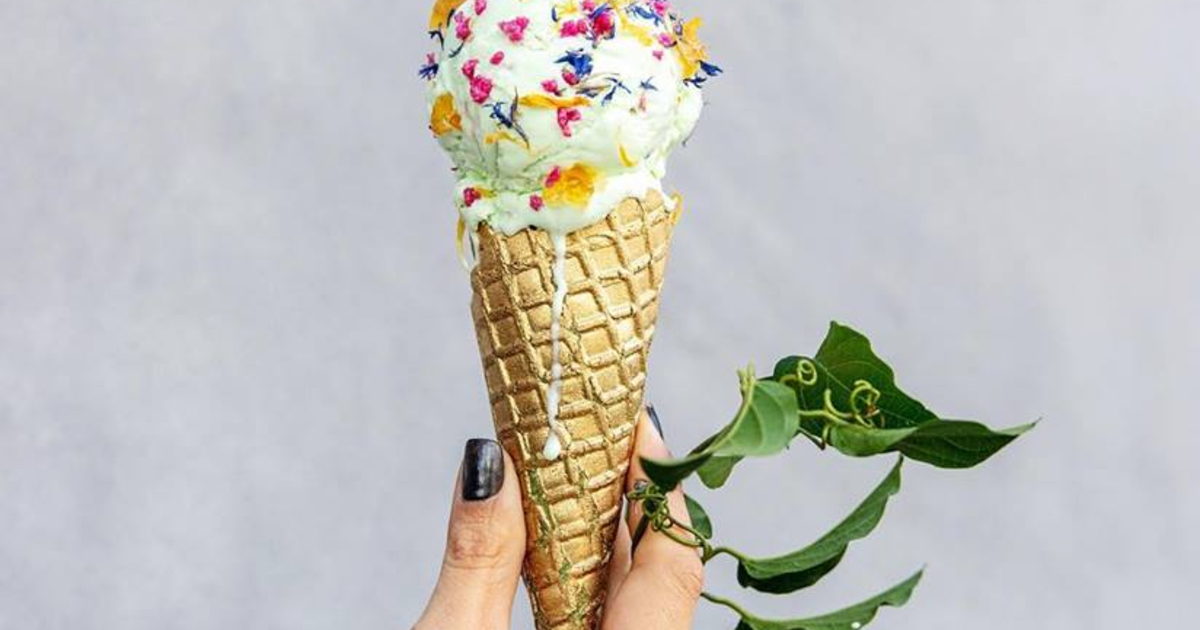 мороженое в рожках. цельно мороженое. мороженое лето. тающее мороженое. мягкое мороженое необычное.