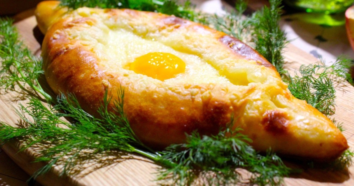 Хачапури с яйцом. Хачапури по-аджарски. Лодочка по аджарски с яйцом. Ленивый хачапури по аджарски. Выпечка с яйцом.